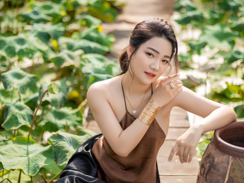 我不是戏神 身着华丽戏曲服饰的表演者在传统舞台灯光下亮相，钴蓝与橙红交织，展现戏曲艺术的魅力，背景为古典戏台木柱结构